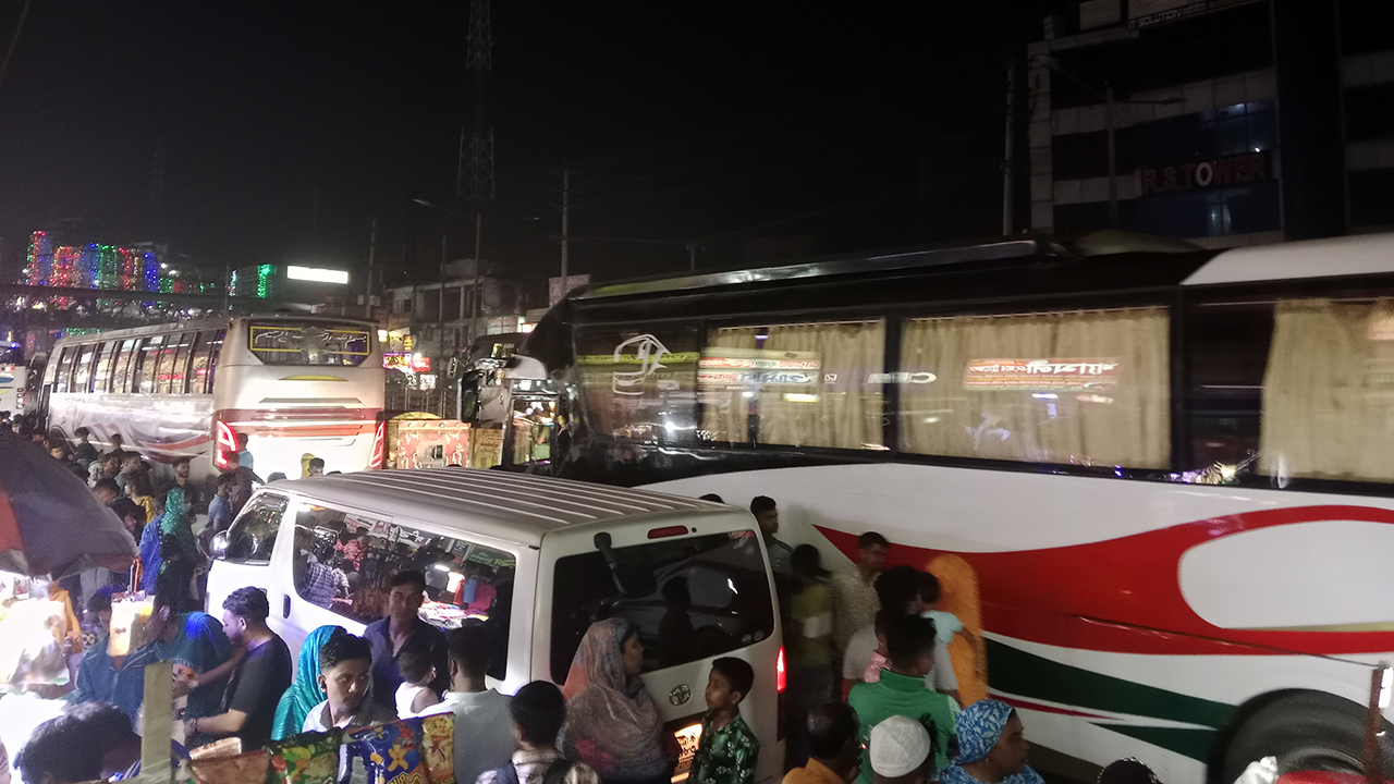 নবীনগর-চন্দ্রা মহাসড়কে গাড়ির ধীরগতি